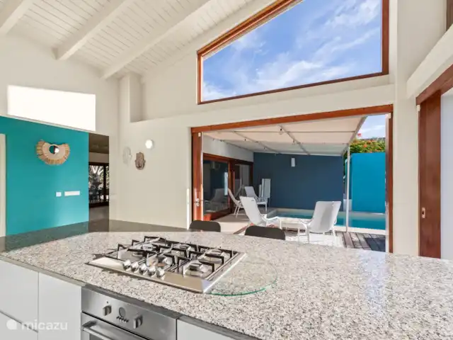 Villa Kaya Azov | Curaçao, Banda Ariba (est), Vista Royal - villa Cuisine, avec vue sur la piscine.
