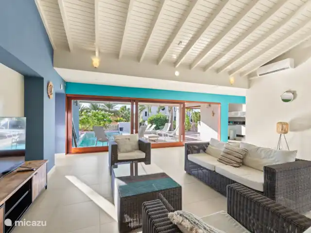 Villa Kaya Azov | Curaçao, Banda Ariba (est), Vista Royal - villa Salon avec vue sur la cuisine (à droite) et la piscine