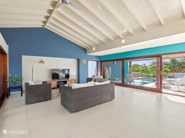 Villa Kaya Azov | Curaçao, Banda Ariba (est), Vista Royal - villa Salon avec vue sur la piscine.
