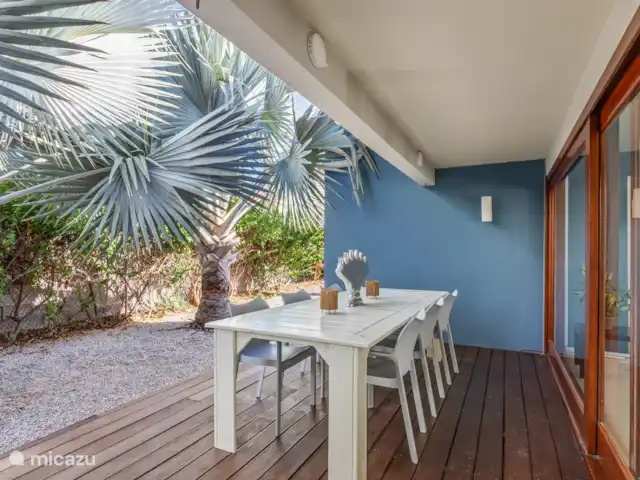 Villa Kaya Azov | Curaçao, Banda Ariba (est), Vista Royal - villa Porche arrière ombragé avec table à manger.