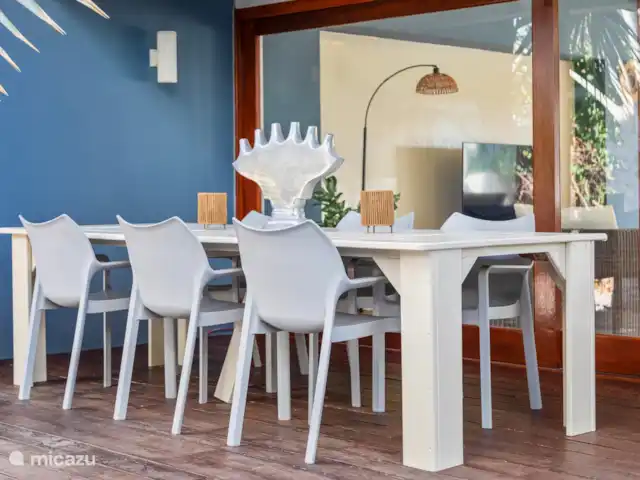 Villa Kaya Azov | Curaçao, Banda Ariba (est), Vista Royal - villa Porche arrière ombragé avec table à manger.