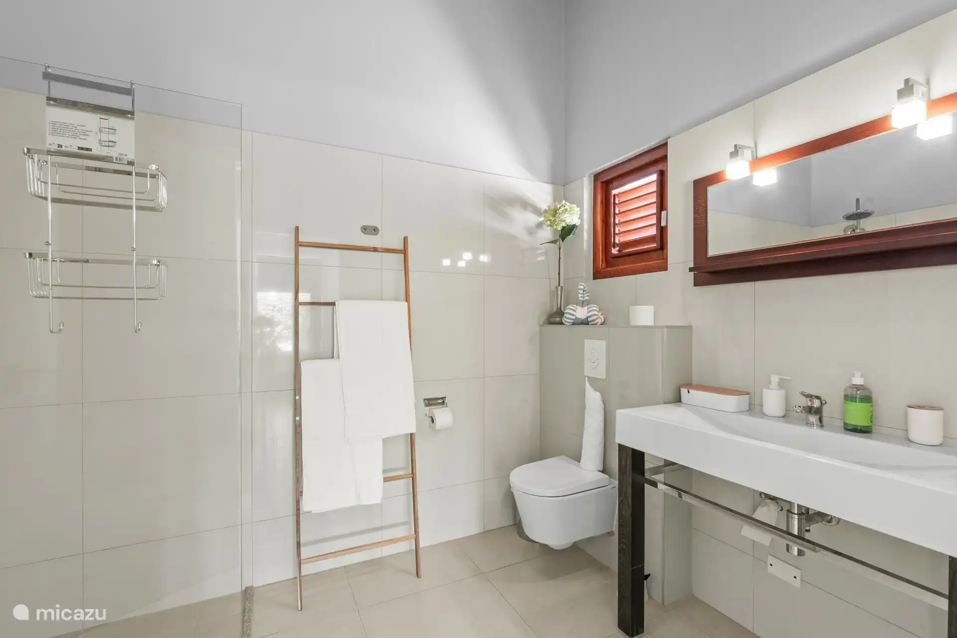 Shared bathroom, bedroom 2, 3 and 4.