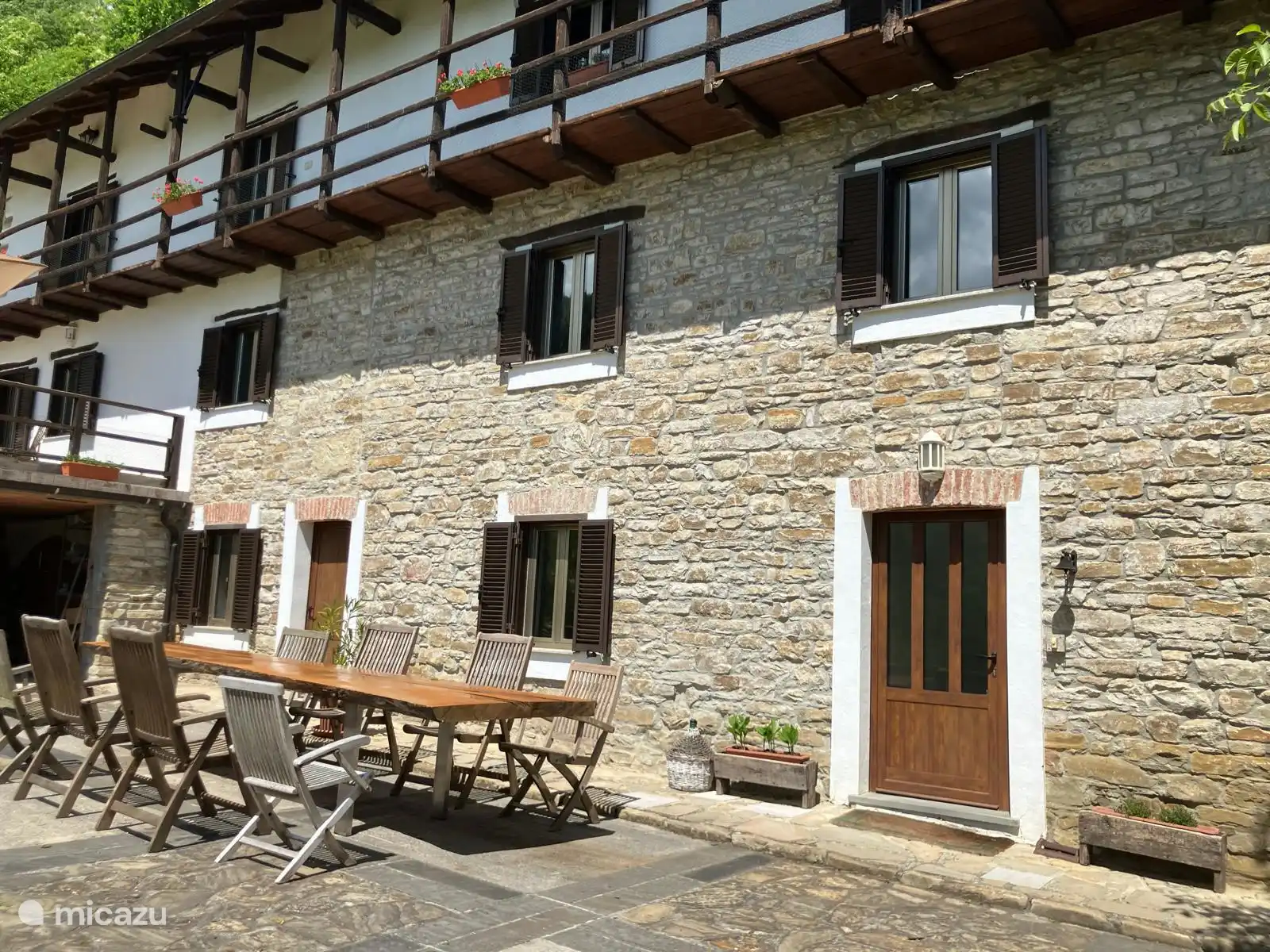 Vorderansicht des Hauses und der Terrasse