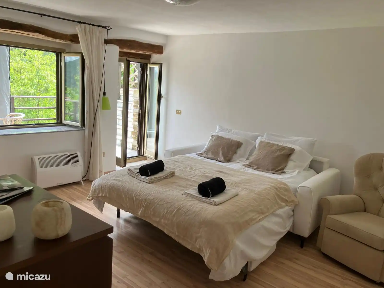 Zusätzliches Schlafzimmer mit Klappbett und privater Terrasse