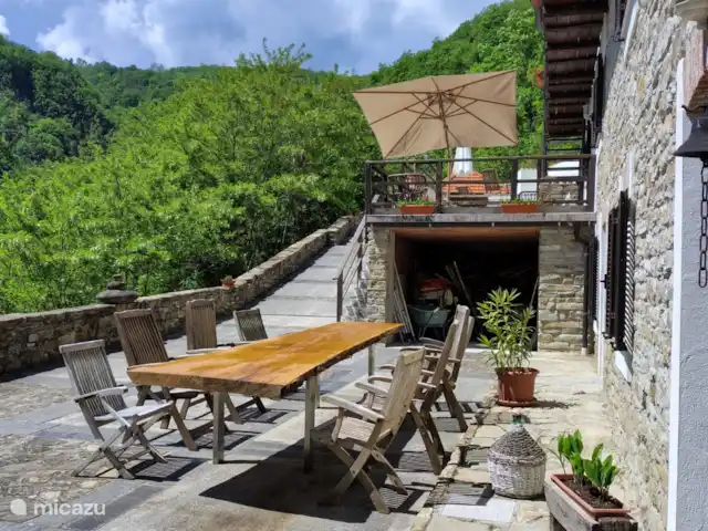 Ca' San Biagio | Italie, Piémont, Monesiglio - villa Terrasse avec table à manger et derrière elle la deuxième terrasse