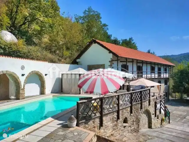 Ca' San Biagio | Italie, Piémont, Monesiglio - villa Ravissante maison familiale avec piscine (4x10 m.), douche extérieure et jacuzzi.
