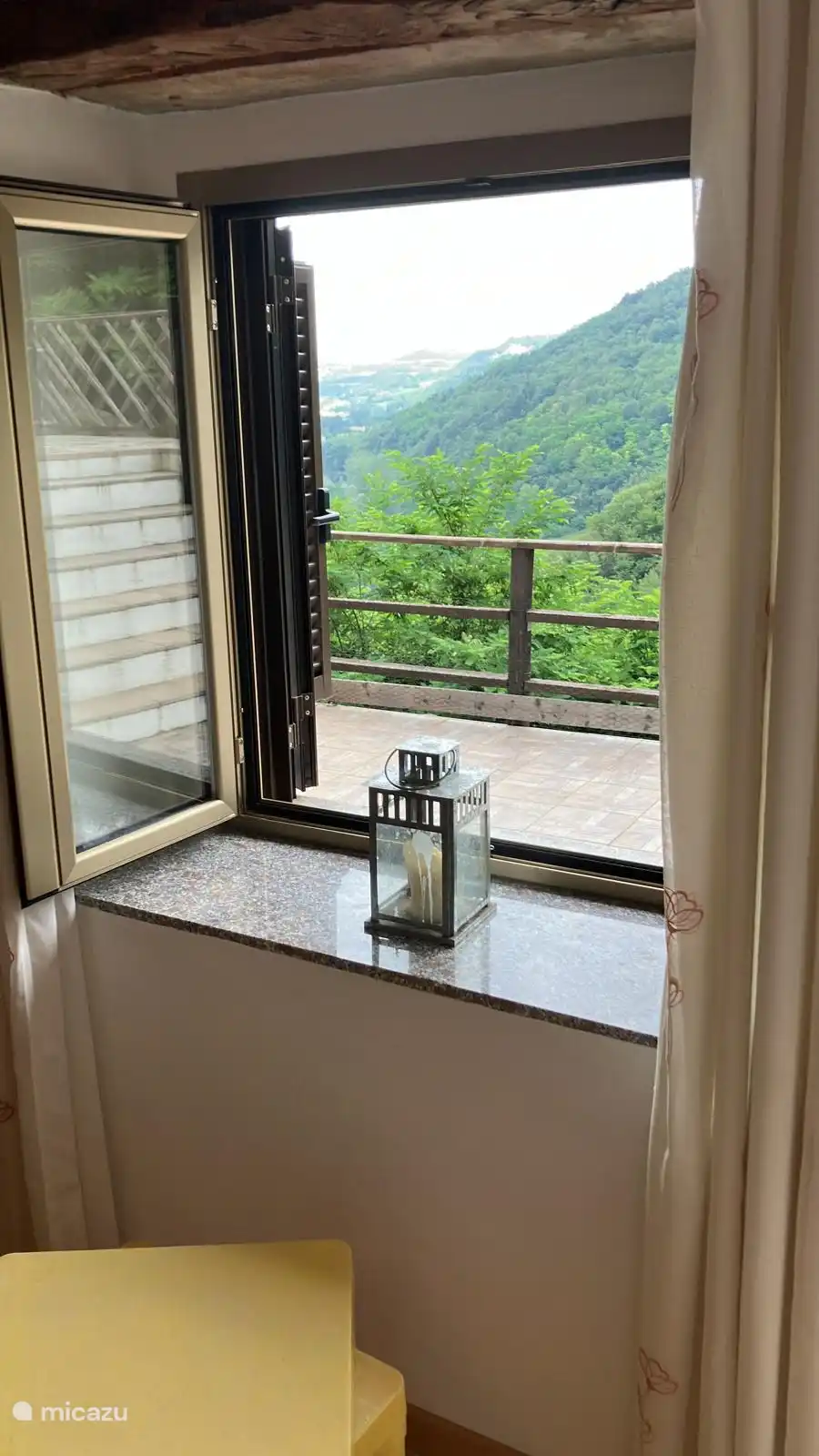 Zimmer mit Blick auf die geräumige Terrasse im ersten Stock.