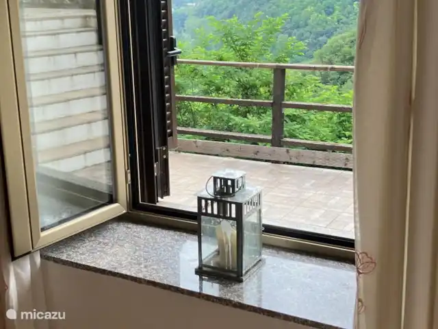 Ca' San Biagio | Italie, Piémont, Monesiglio - villa Chambre donnant sur la terrasse spacieuse du premier étage.