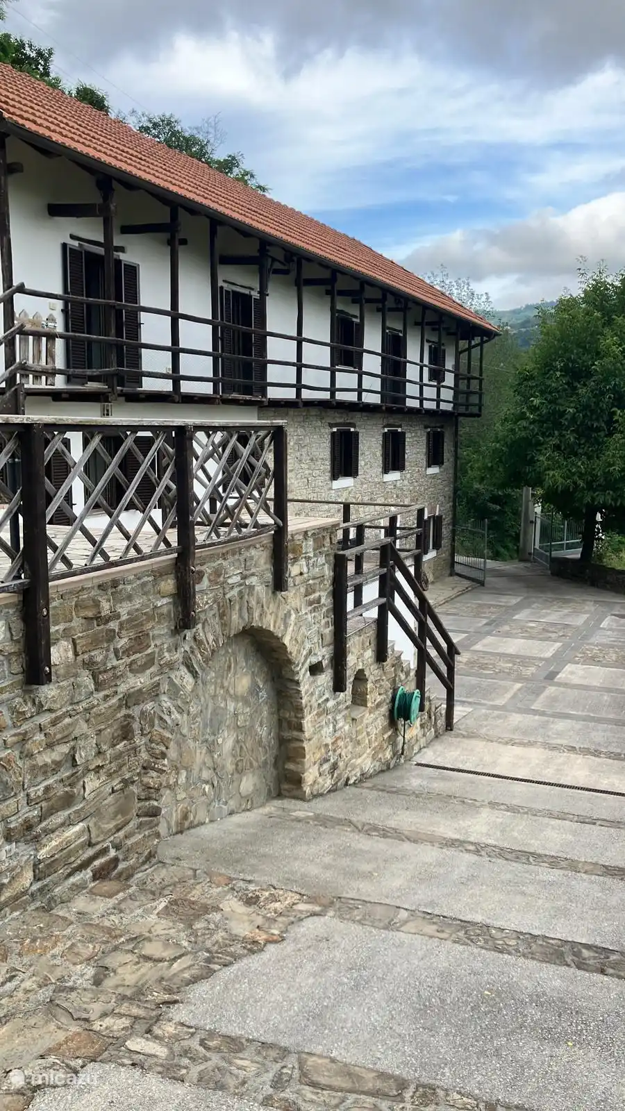 Vor dem Haus befinden sich zwei schöne große Südterrassen.