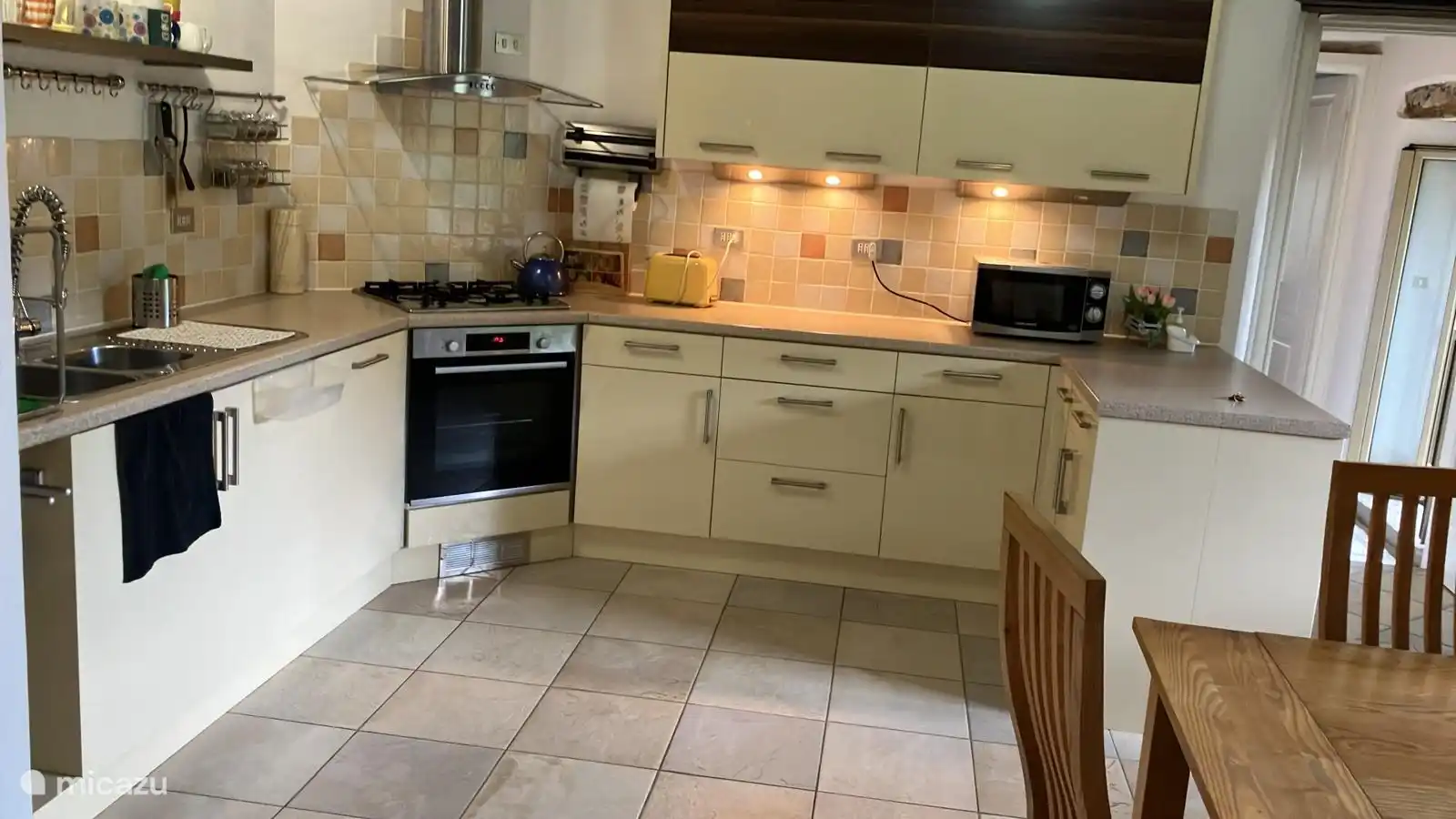 Geräumige Küche komplett ausgestattet. Geschirrspüler, Backofen, großer Kühlschrank und Mikrowelle sowie eine schöne Kaffeemaschine.