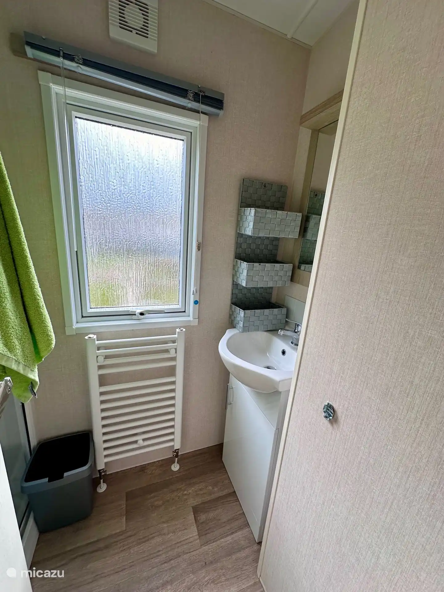 1. Badezimmer mit Dusche und Waschbecken