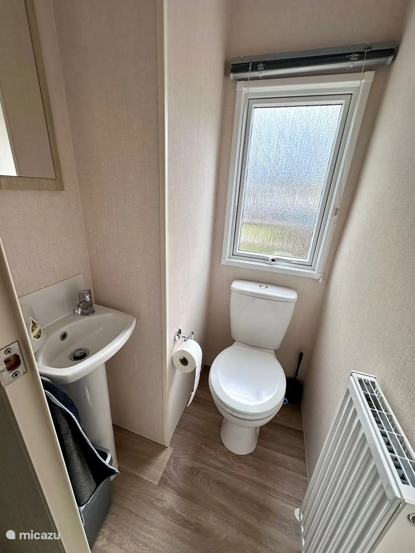 2. Badezimmer mit WC und Waschbecken
