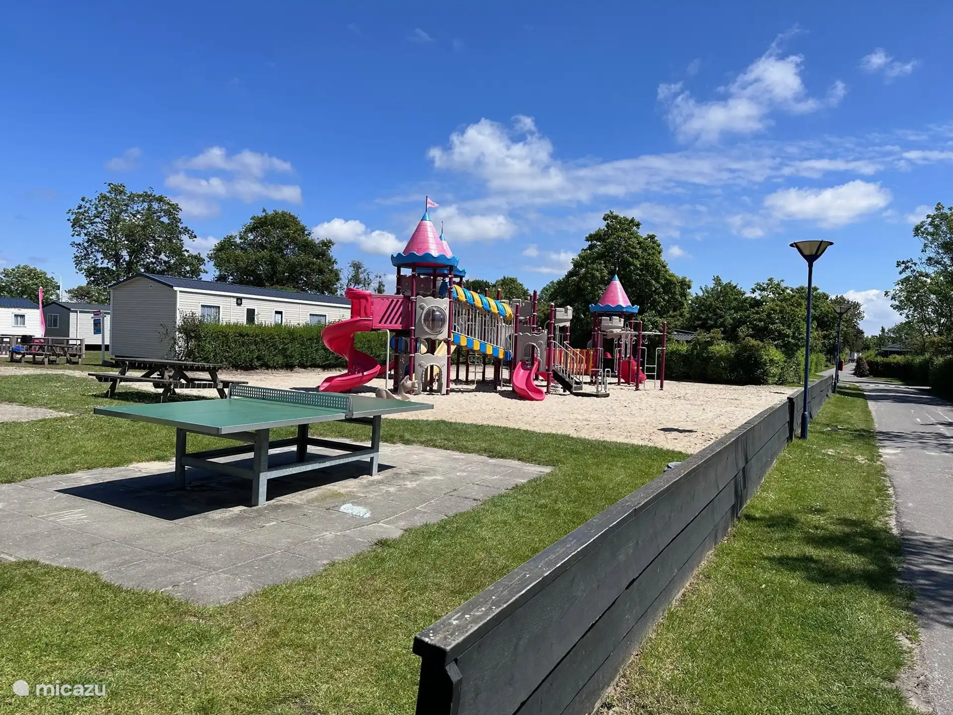 Kinderspielplatz und Tischtennis