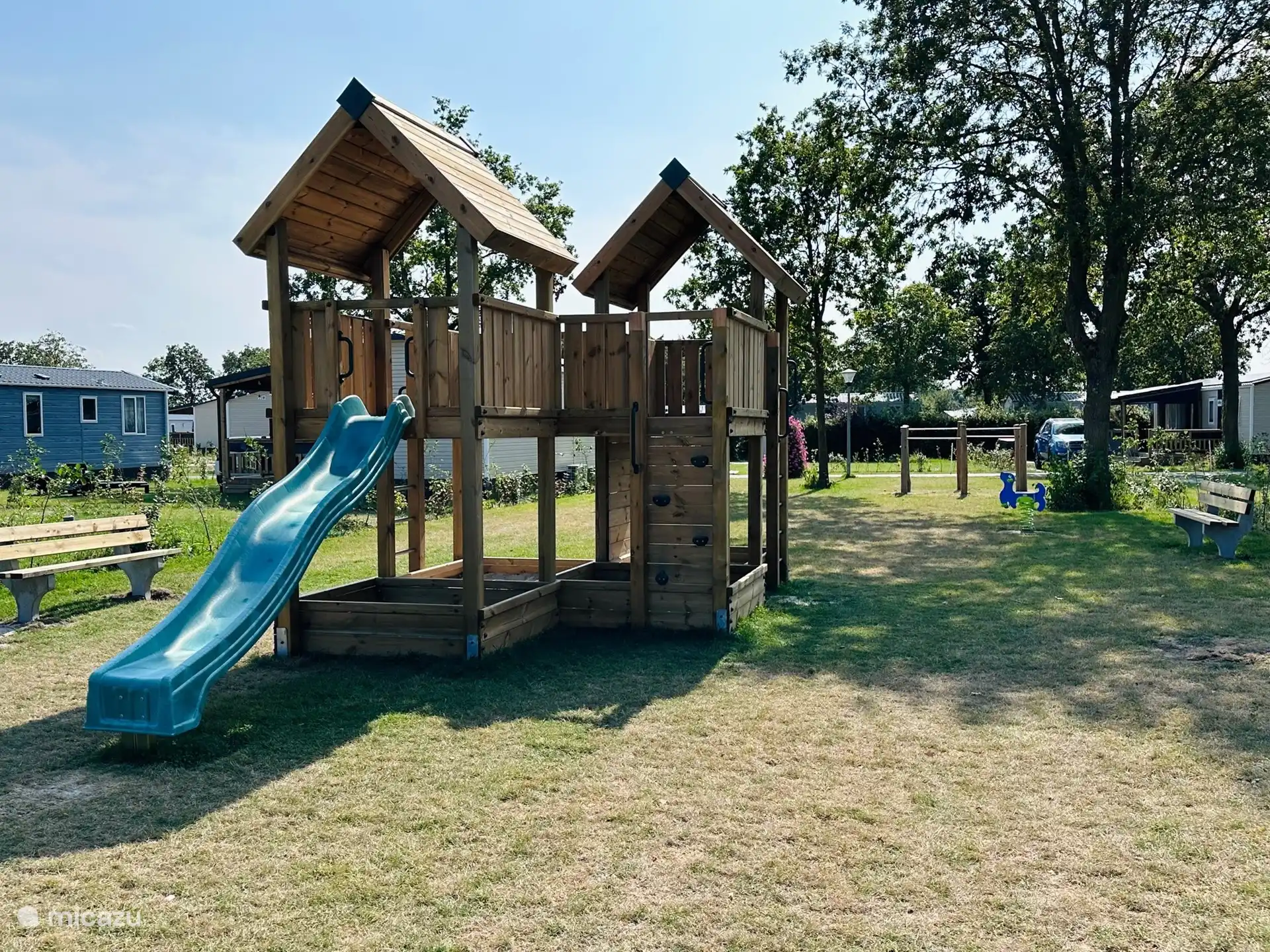 Spielturm mit Rutsche