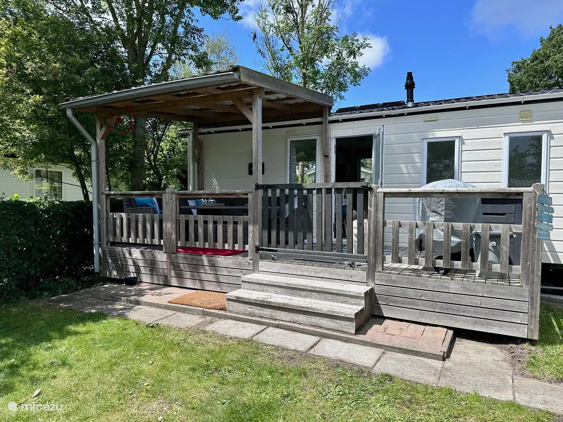 Terrasse mit Törchen eingezäunt
