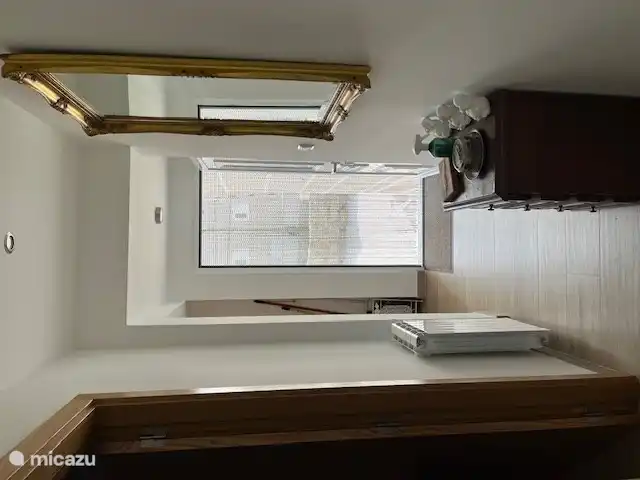 Le hall avec vue sur l’extérieur.