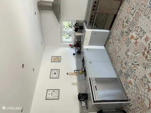 Spacieux comptoir en granit avec machine nespresso. Les tasses à café sont incluses. 