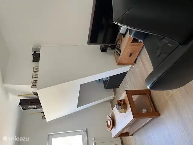 L’ancienne cheminée avec une boîte de jeux en dessous. Télévision droite avec lecteur DVD et DVD.