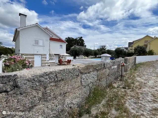 La maison est principalement en granit, ce qui permet de rester fraîche à l’intérieur en été. 