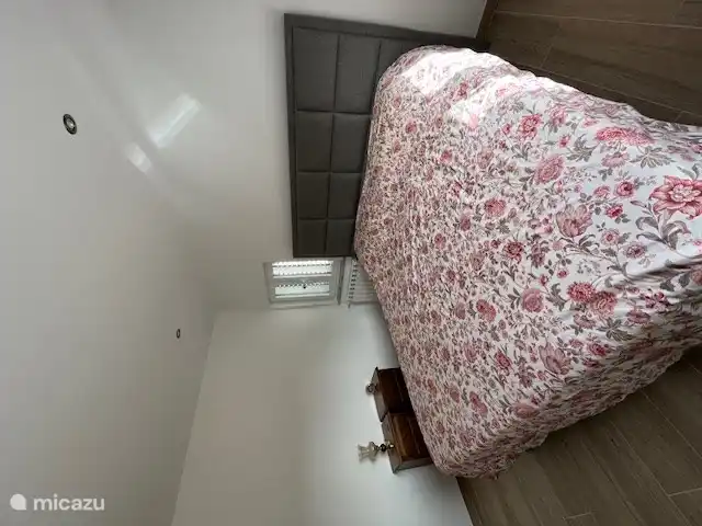 Le lit mesure 1,80 m x 2,10 m. 