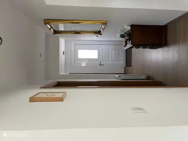 Le hall avec la chambre 2 sur la première à droite puis la salle de bain. 