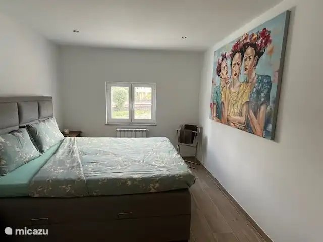 Chambre 2 au premier étage avec lit double et armoire. 