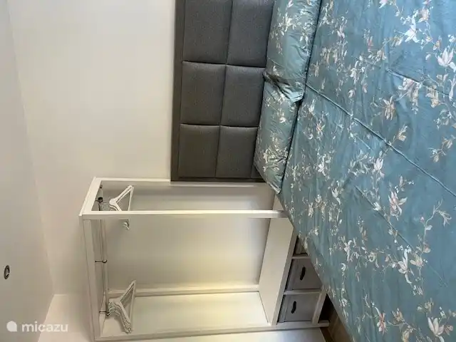 Le lit mesure 1,60 m x 2,10 m. 