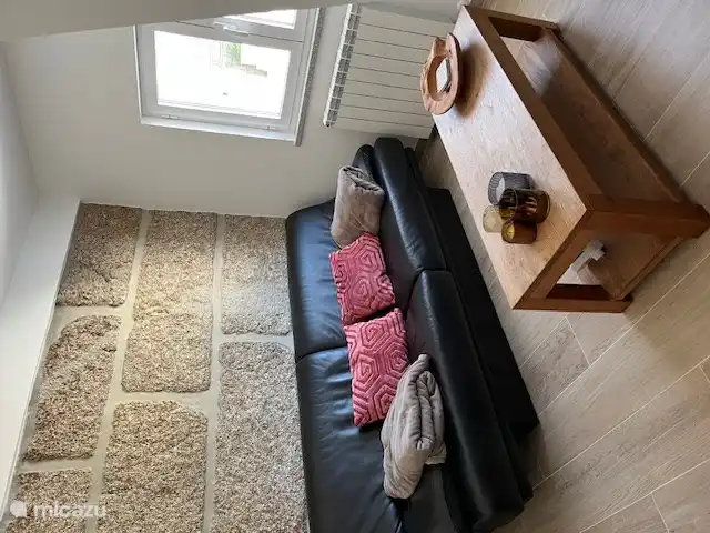 Salon avec canapé 3 places et chaise.