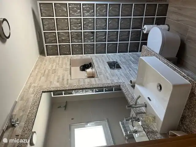 Lavabo, toilettes et douche de la salle de bain 1. 