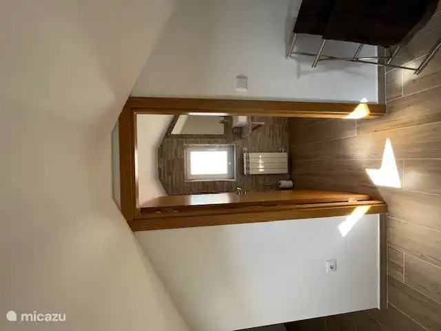 Salle de bain 2 au 2ème étage avec lavabo et toilettes. 