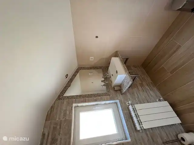 Salle de bain au 2ème étage avec WC et lavabo.