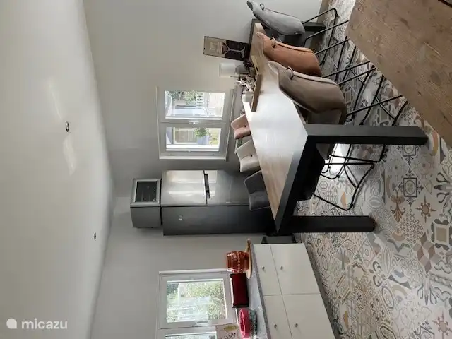 Frigo avec machine à glaçons et refroidisseur à vin. 