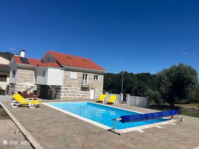 Piscine de 8m x 4m avec jardin de 600m2. Ouvert du 1er mai au 1er octobre.