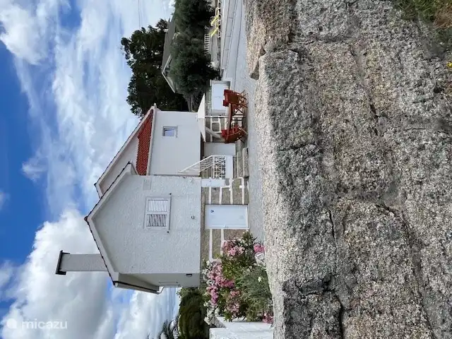 Devant de la maison avec terrasse. 