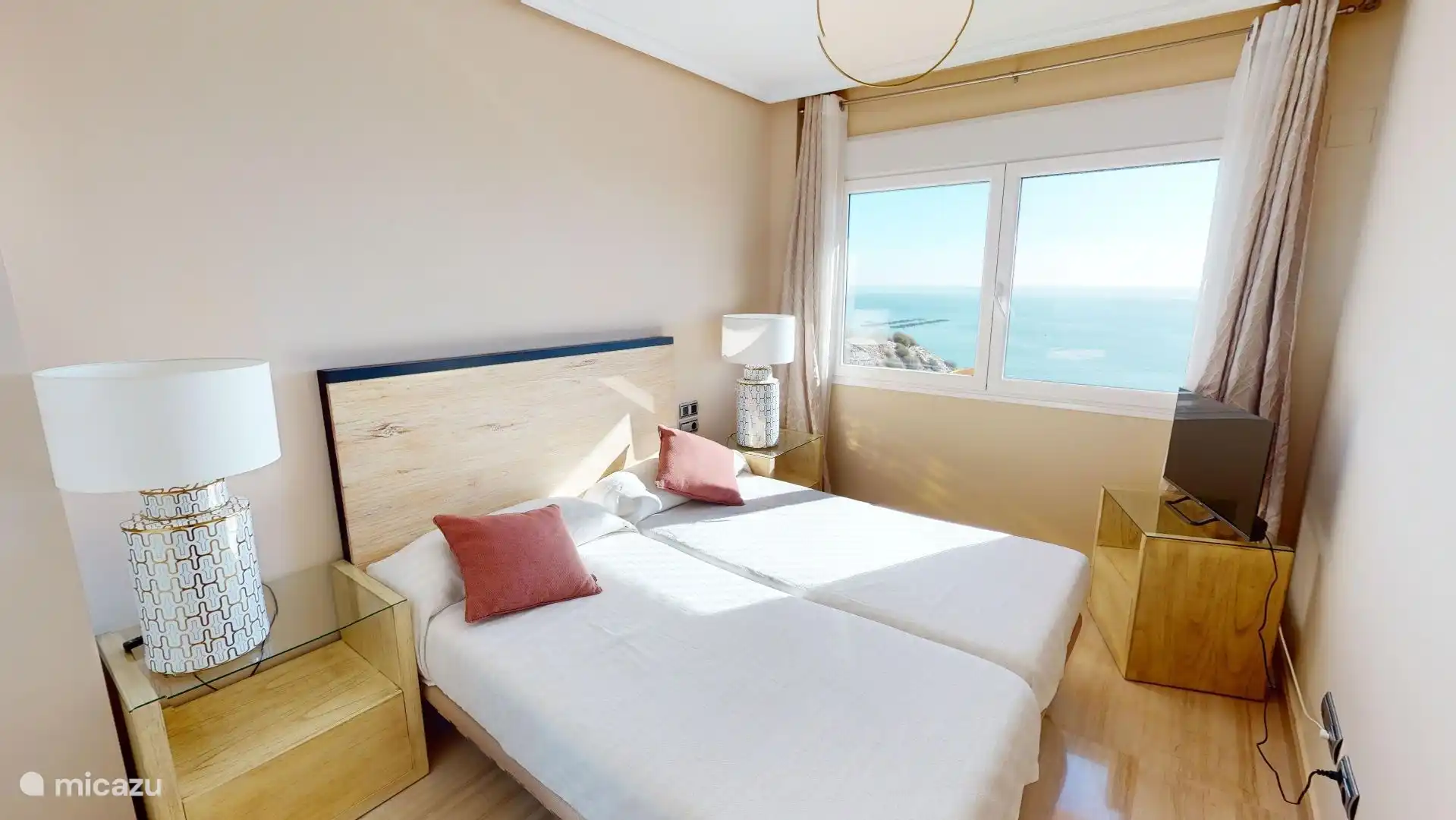 Slaapkamer 3 ook met uitzicht op de zee