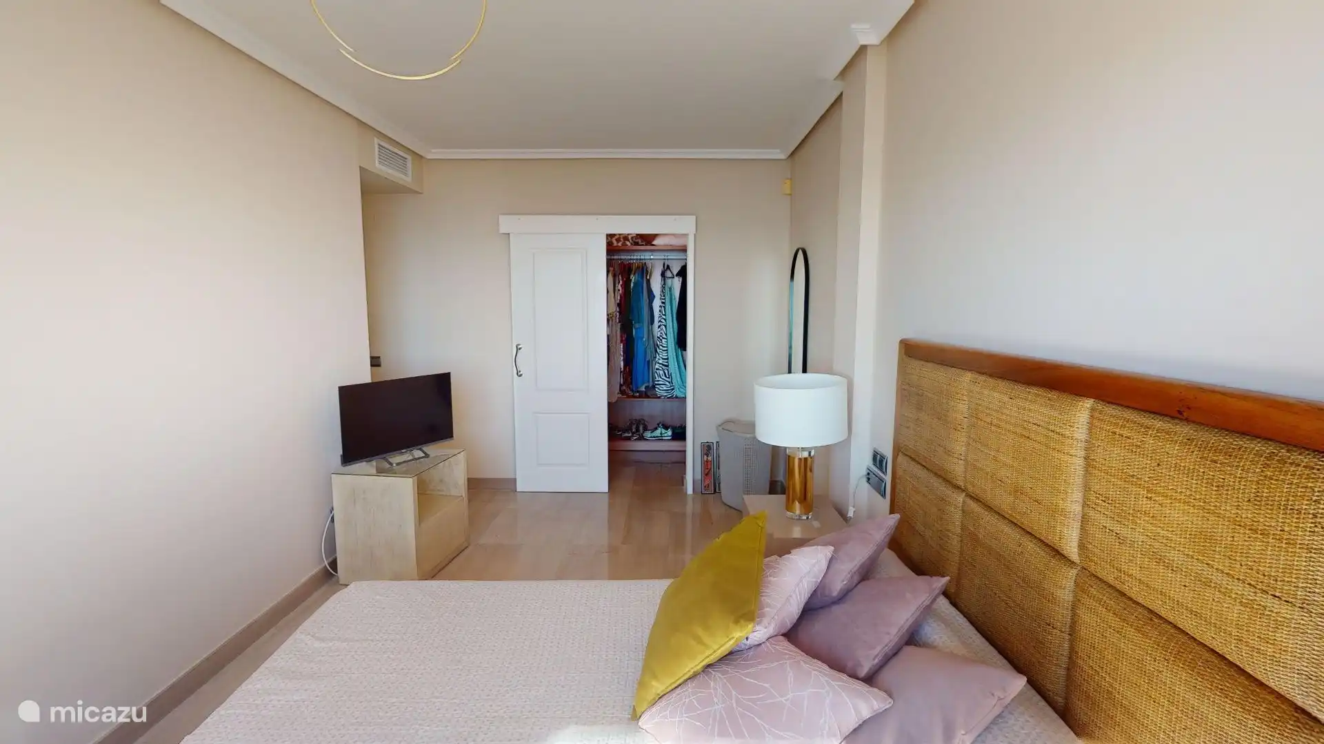 De masterbedroom met inloopkast