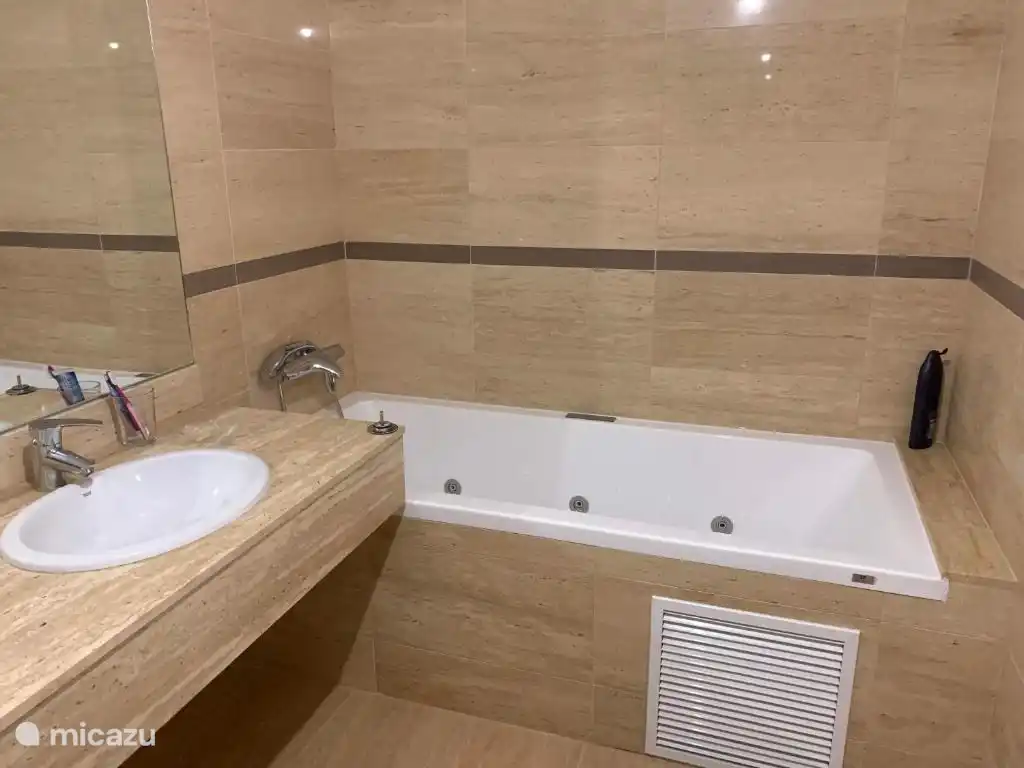 Bad kamer met bubbelbad