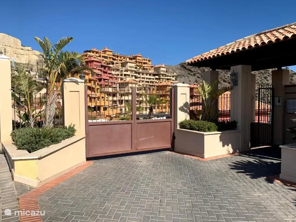 de residentie is geheel omsloten