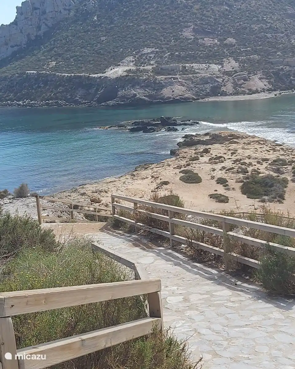 op minder dan 70 meter het zand strand.