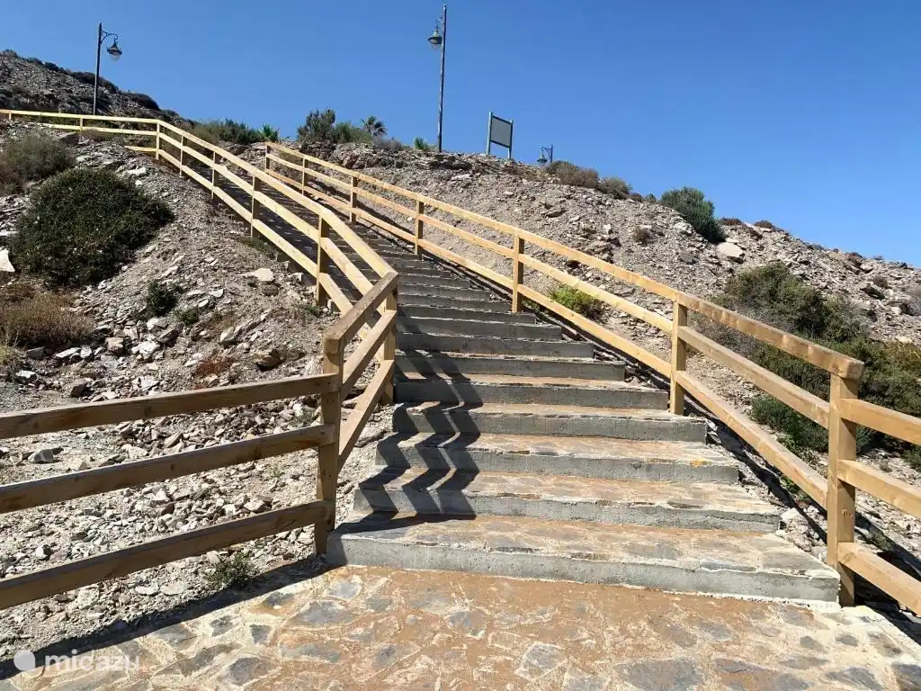 de trap richting strand.