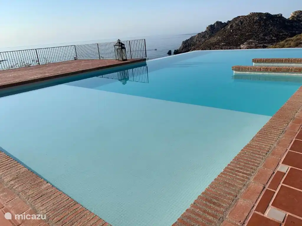 een van de vier zwembaden van de residentie