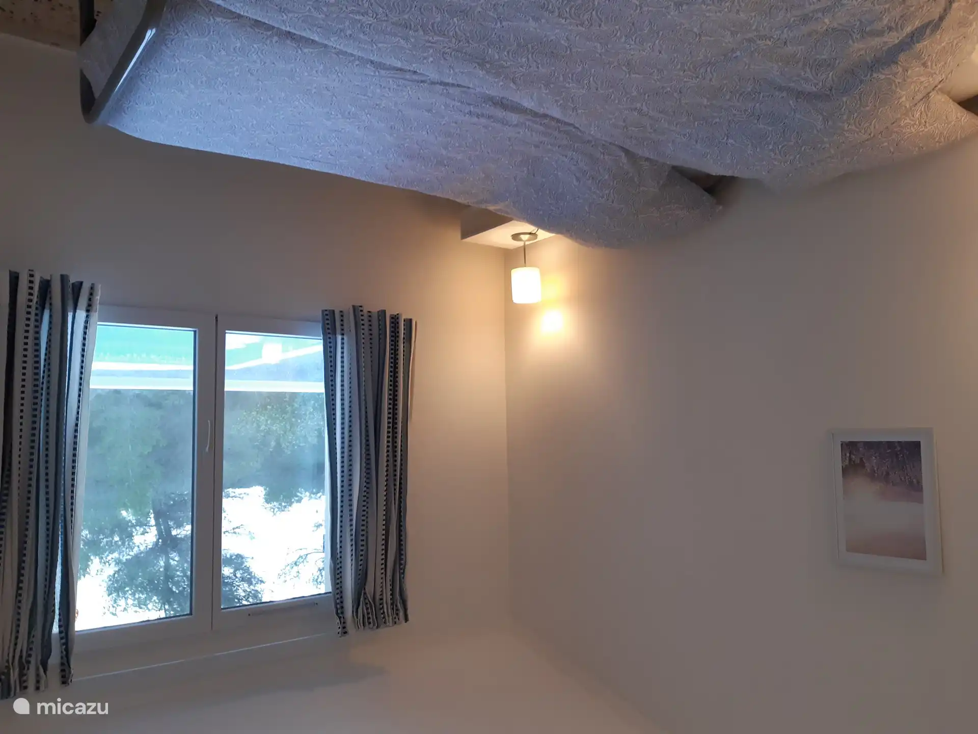 Chambre au bord de la piscine.