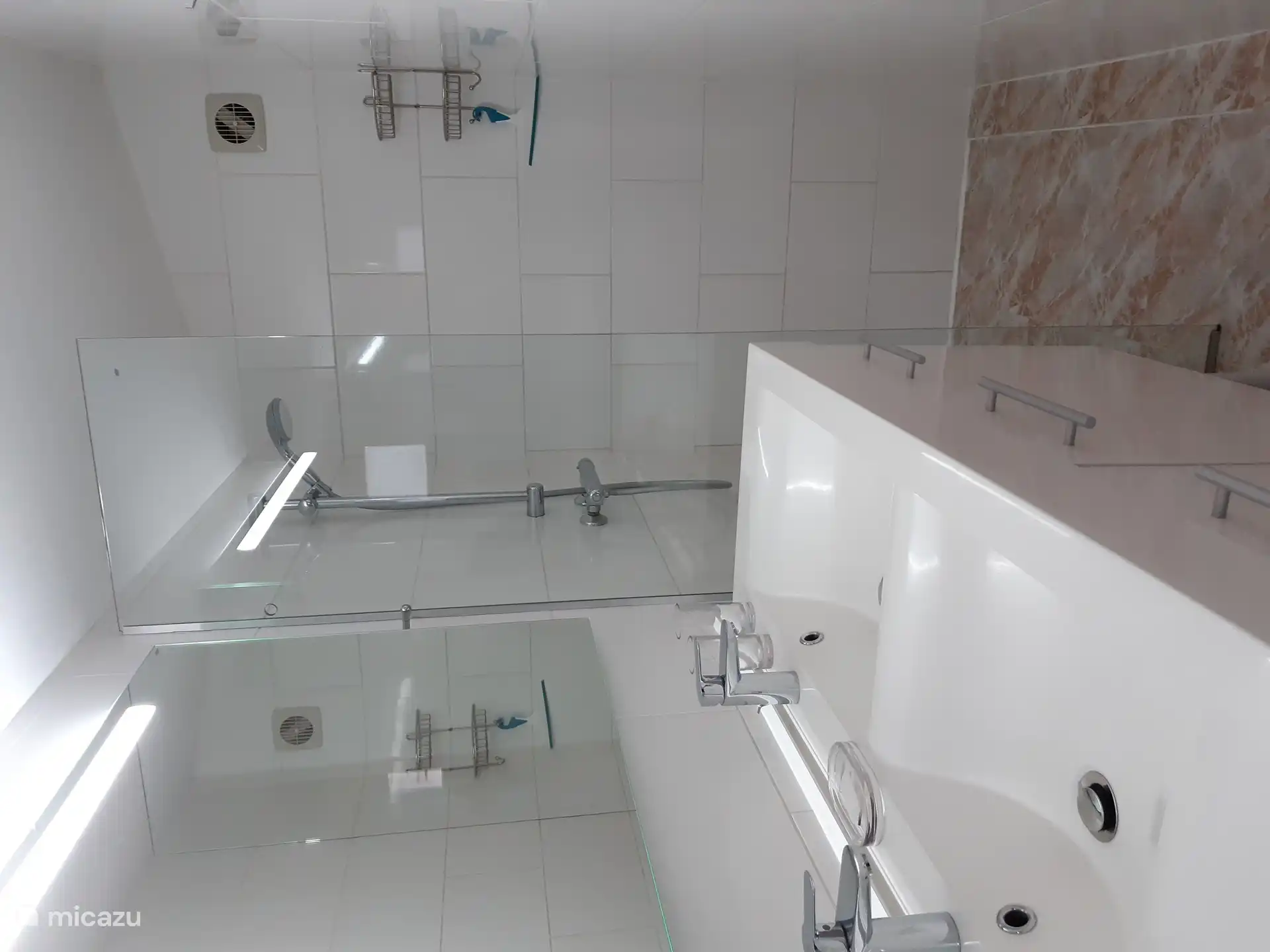 Salle de bain chambre principale.