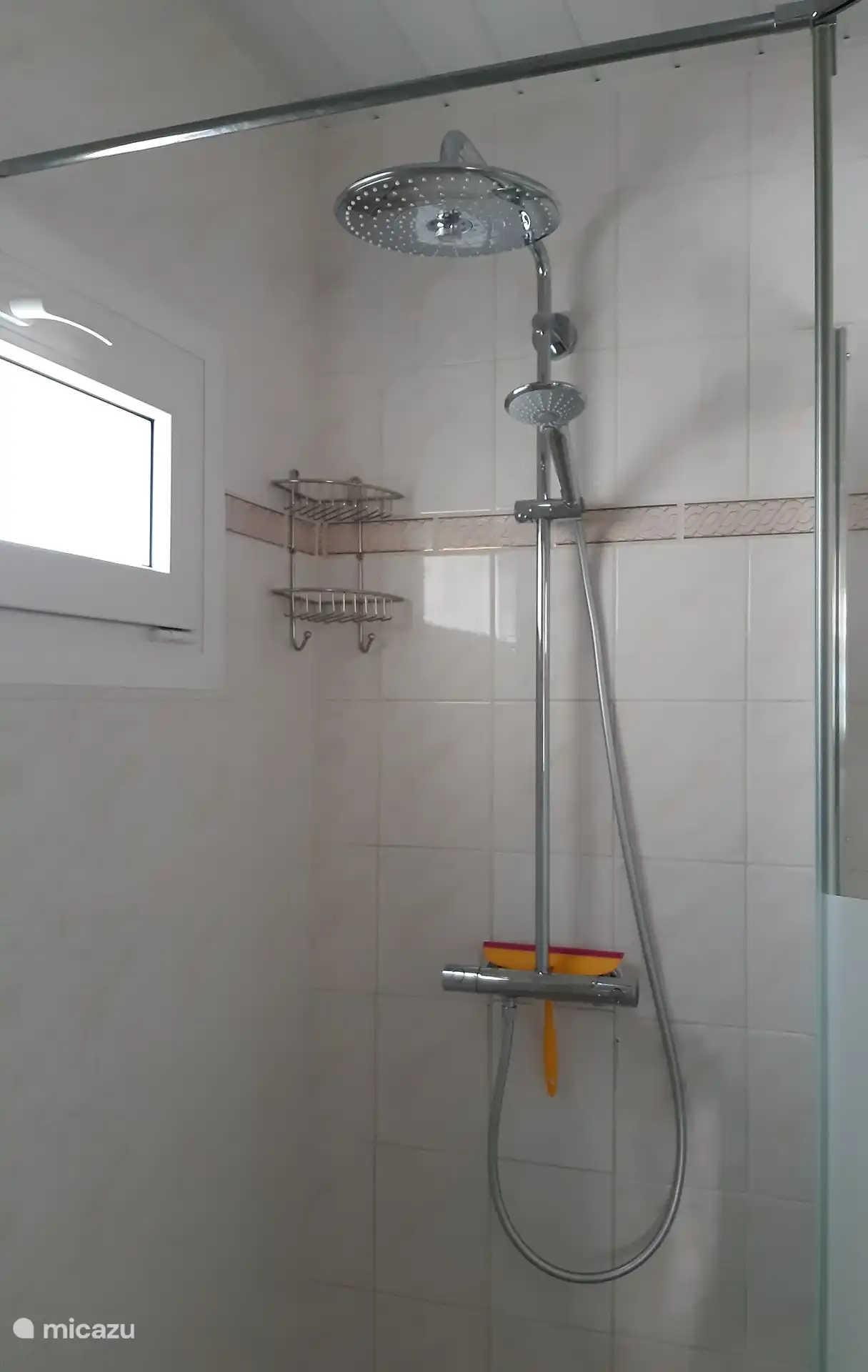 Douche avec douche à effet pluie.