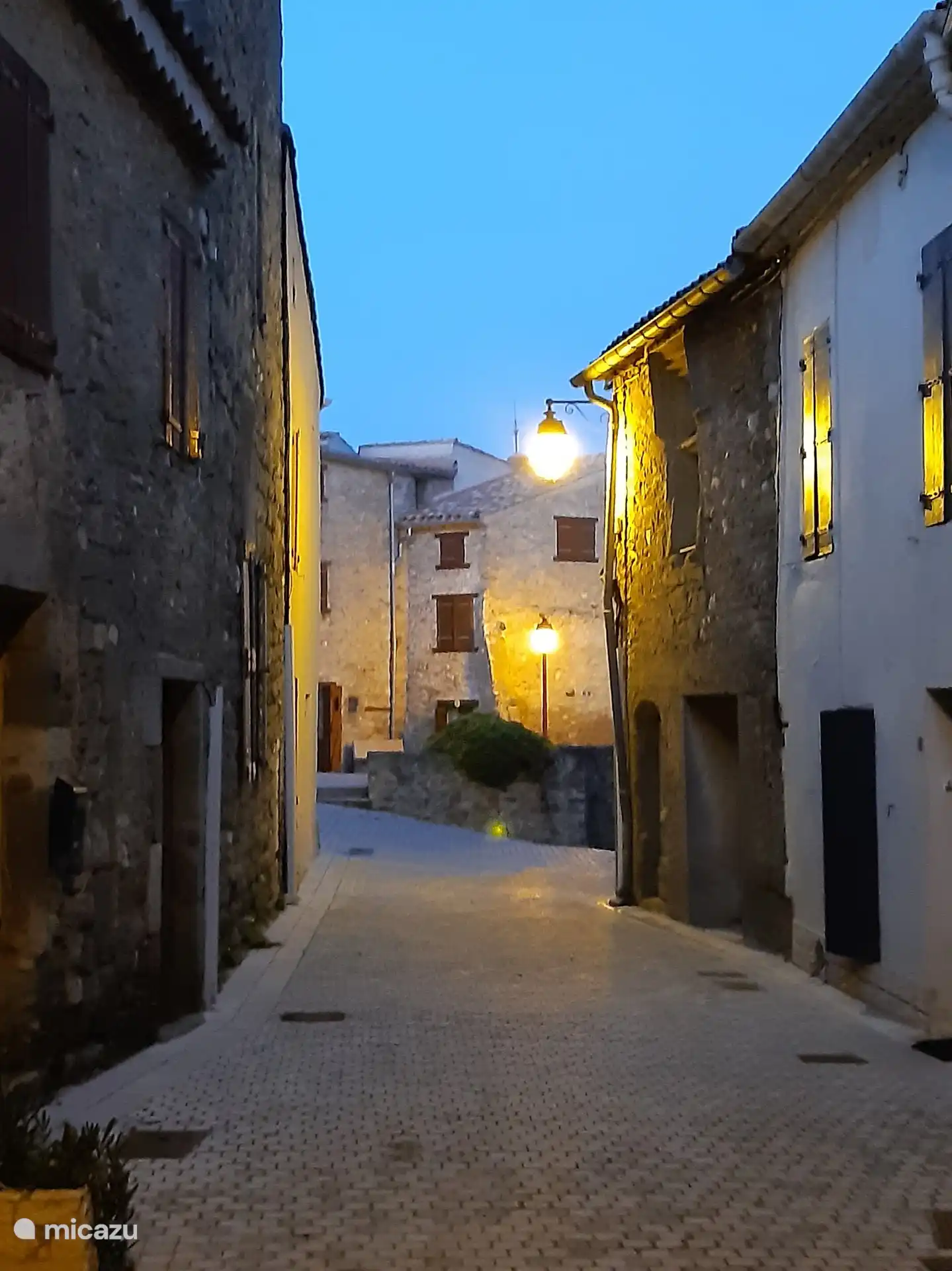 Image atmosphérique du village de Pouzols-Minervois.