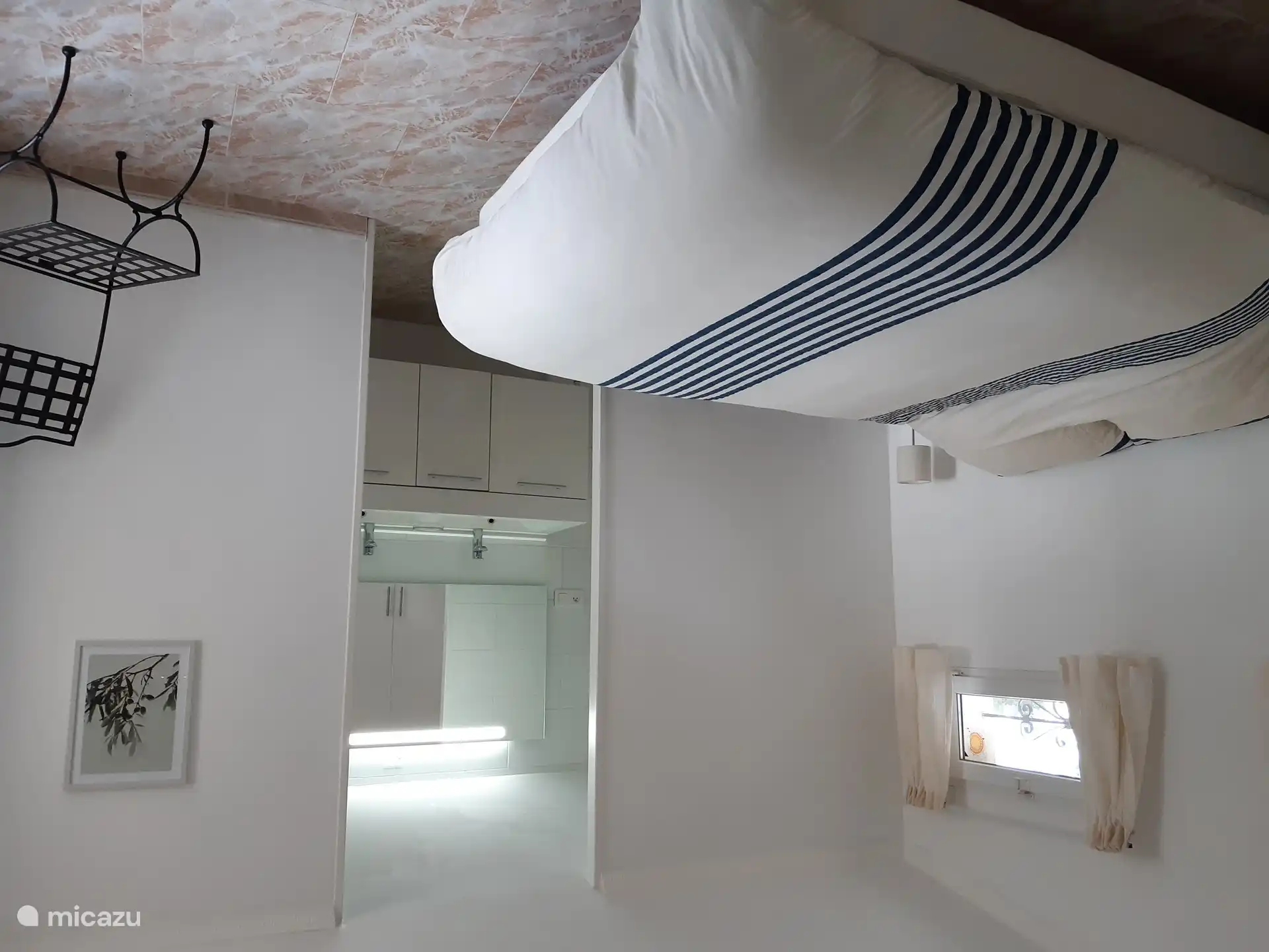 Chambre principale avec salle de bain attenante.