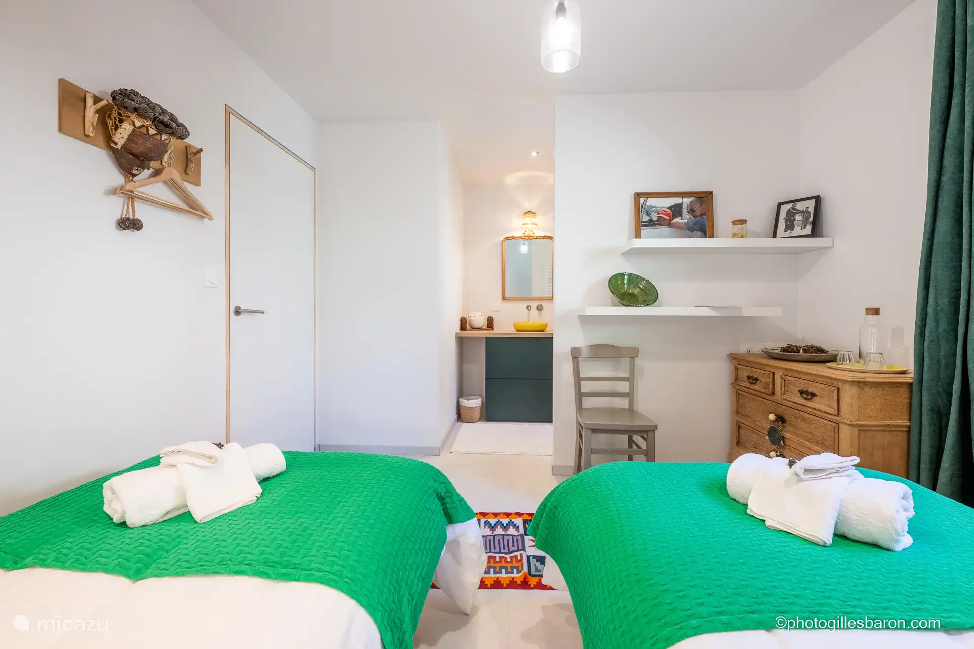 Doppelbett im Schlafzimmer oder zwei getrennte Betten – Dusche und Waschbecken