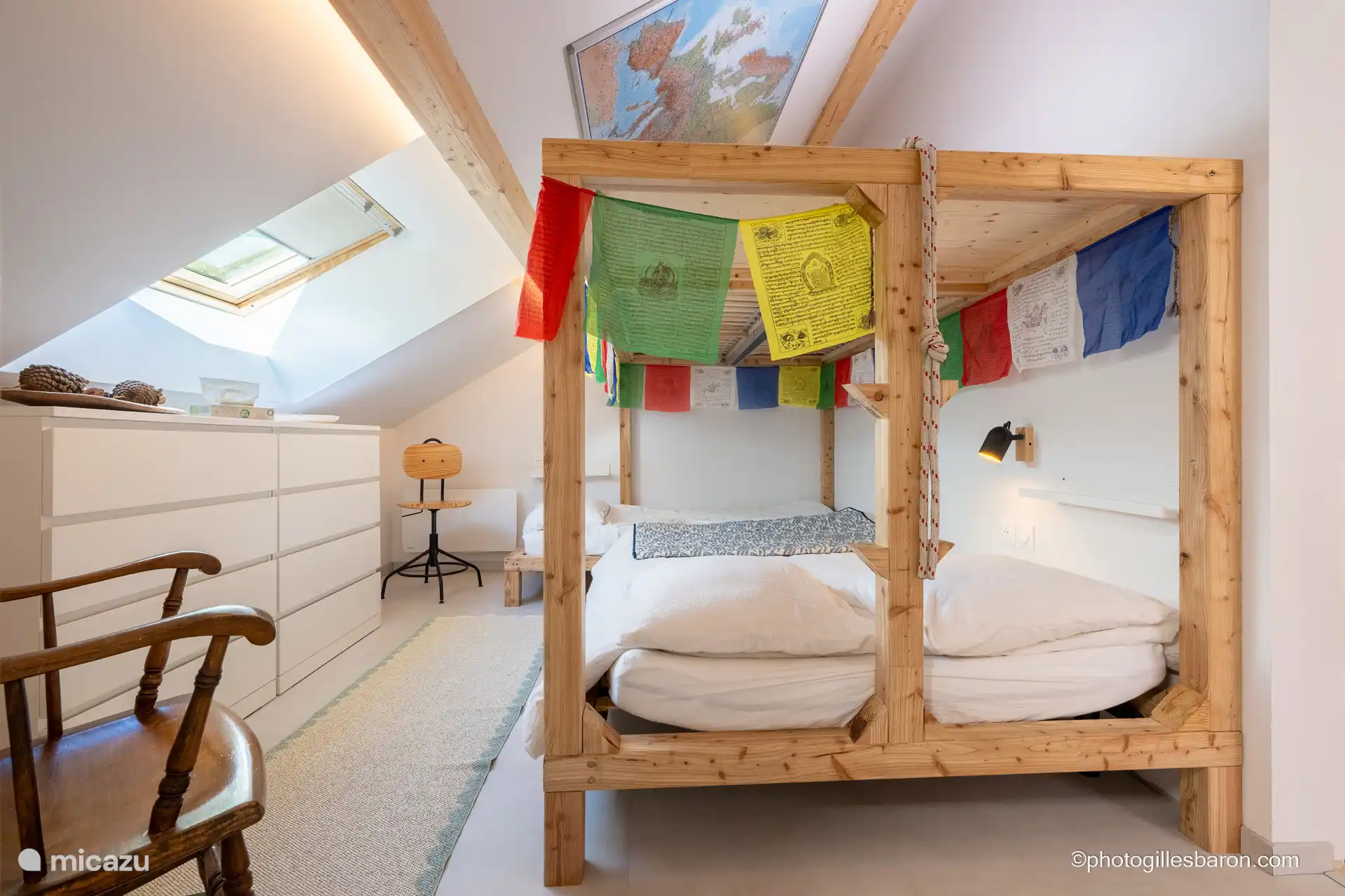 Doppelbett im Schlafzimmer + Einzelbett – Dusche und Waschbecken