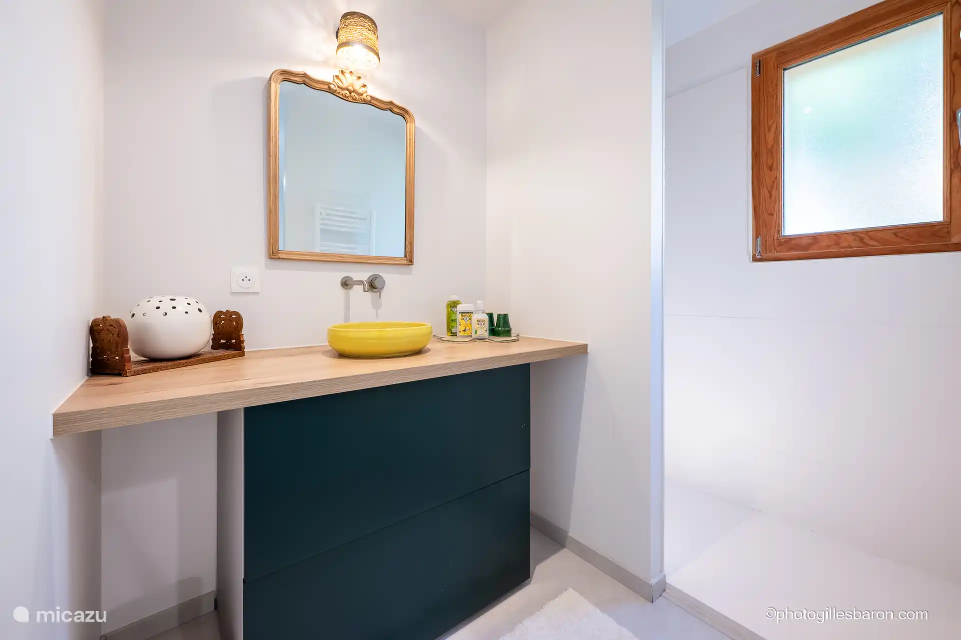 Doppelbett im Schlafzimmer oder zwei getrennte Betten – Dusche und Waschbecken