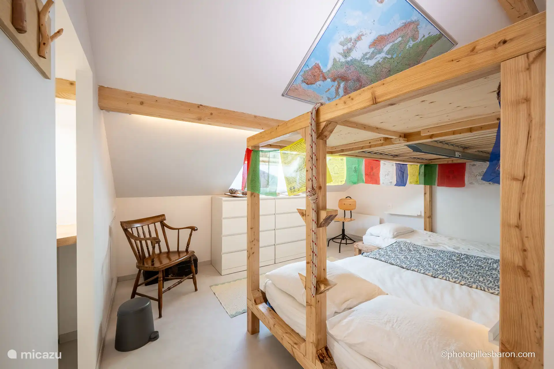 Doppelbett im Schlafzimmer + Einzelbett – Dusche und Waschbecken
